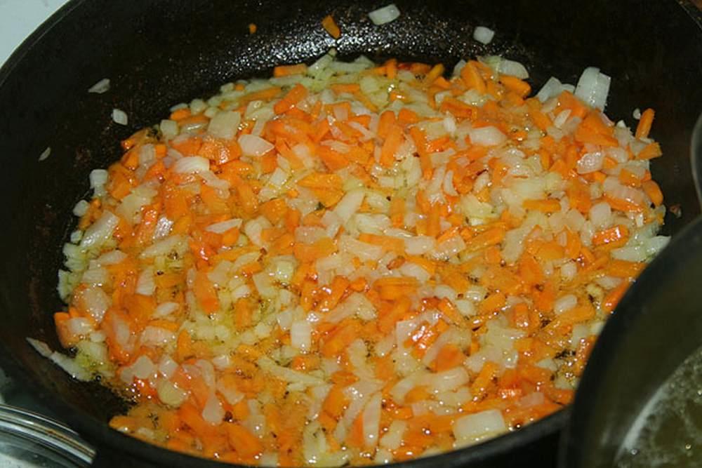 Пассировка это. Пассировка лука и моркови. Пассерованные лук и морковь. Обжарить лук и морковь. Овощная пассировка это.
